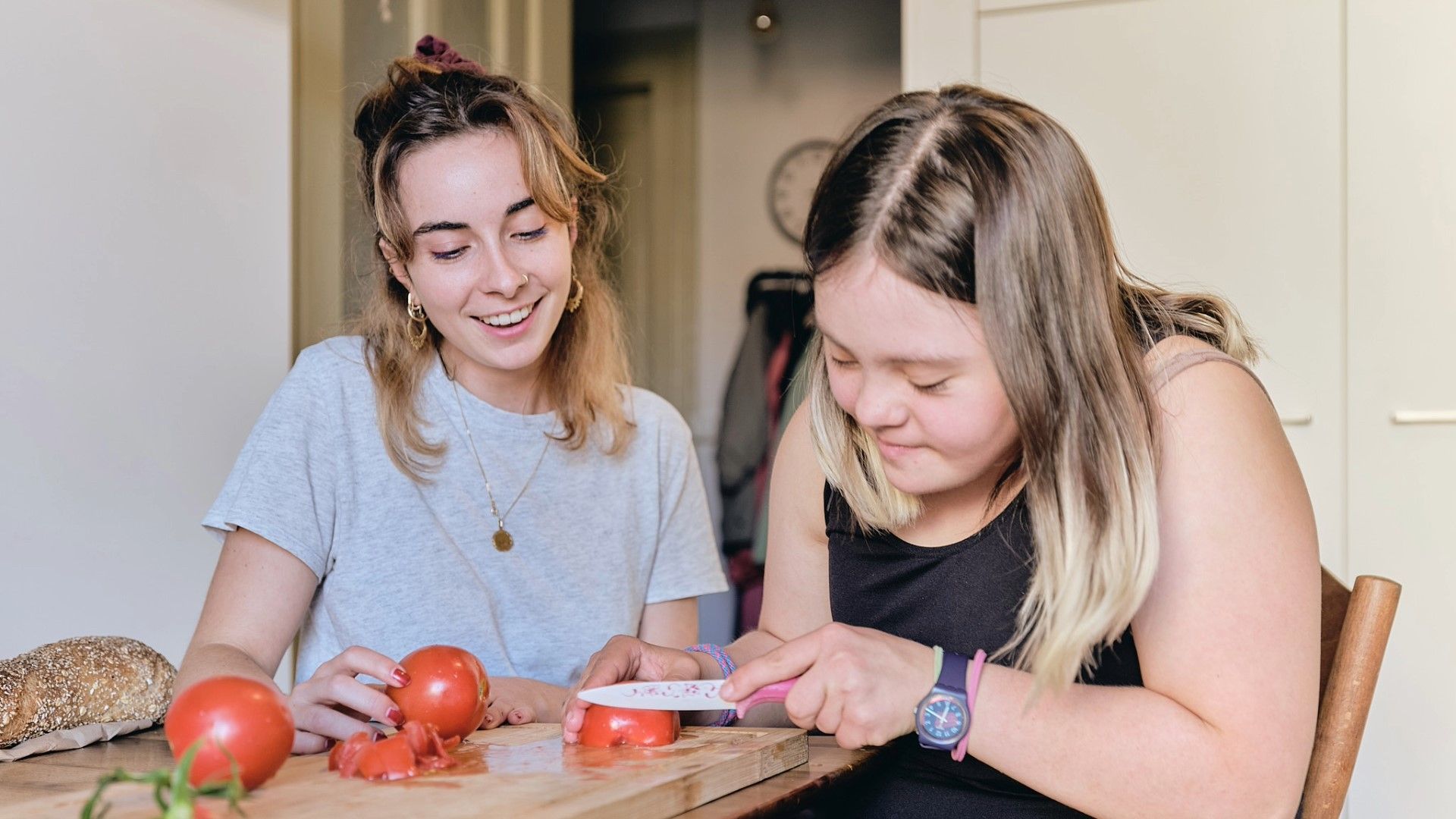 Foto von Tom Hiller: Zwei Frauen schneiden Tomaten.